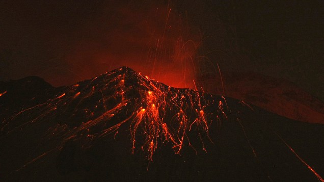 O vulcão Popocatepetl, que fica no povoado de Xalitzintla, no México, expeliu fragmentos incandescentes a uma altura de até 800 metros acima do topo e formou uma nuvem densa de gases e cinzas nesta segunda-feira