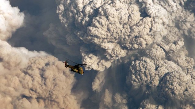 Helicóptero militar em meio a fumaça do vulcão Puyehue, Chile