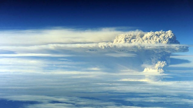 Foto aérea da nuvem de cinzas do vulcão Puyehue, Chile