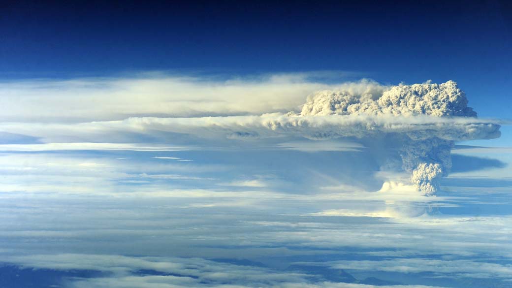 Foto aérea da nuvem de cinzas do vulcão Puyehue, Chile