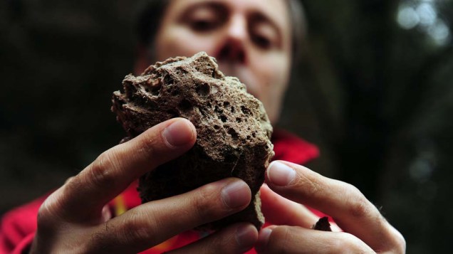 Homem mostra pedra vulcânica na cidade de Cardeal Samoré Pass, fronteira entre Chile e Argentina Homem mostra pedra vulcânica na cidade de Cardeal Samoré Pass, fronteira entre Chile e Argentina