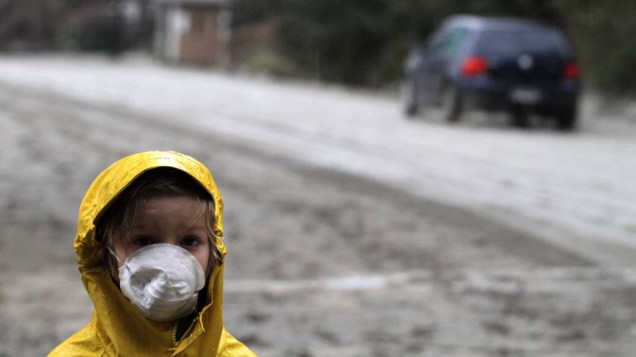 Criança caminha na cidade de Santo Carlos de Bariloche, atingida pelas cinzas do vulcão chileno Puyehue