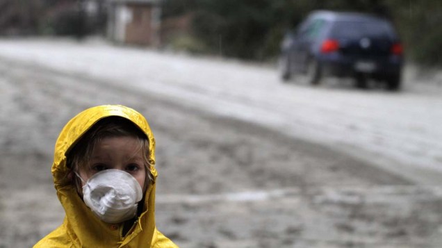 Criança caminha na cidade de Santo Carlos de Bariloche, atingida pelas cinzas do vulcão chileno Puyehue Criança caminha na cidade de Santo Carlos de Bariloche, atingida pelas cinzas do vulcão chileno Puyehue
