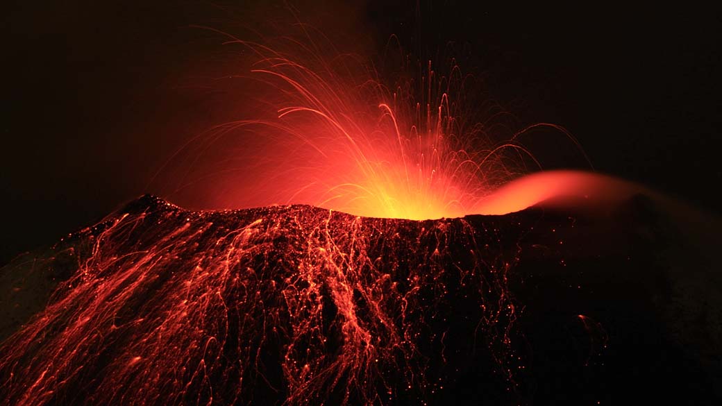 Vulcão Tungurahua em erupção na cidade de Cotalo, Equador