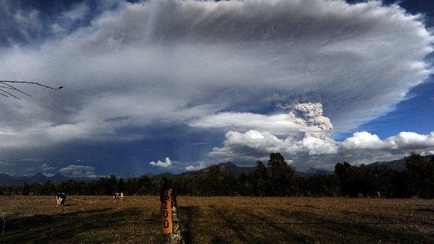 Nuvem de cinzas proveniente do vulcão Puyehue, 870 quilômetros ao sul de Santiago
