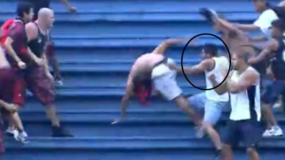 NNaíba - de bermuda azul - puxa um torcedor rival e troca socos durante a pancadaria na Arena Joinville. Bruno Fet, de camisa branca com listras pretas, parte para a briga