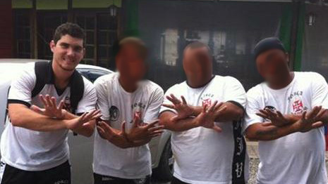 Foto do Facebook de Philipe Sampaio: vascaíno estava na briga com torcedores do Corinthians em Brasília, em agosto