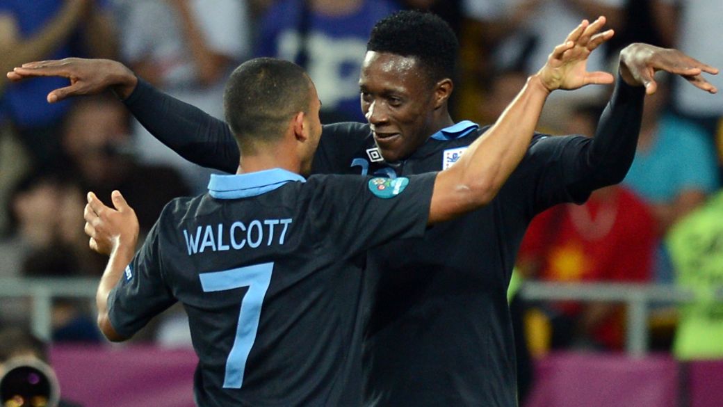 Walcott e Welbeck marcaram dois dos três gols da Inglaterra na vitória contra a Suécia, nesta sexta-feira