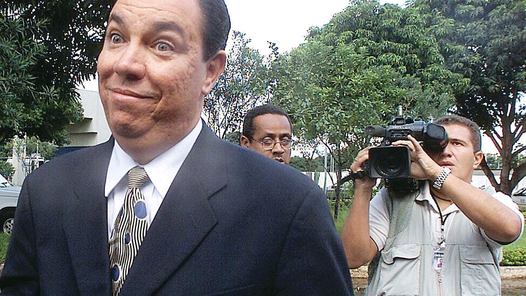 Waldomiro Diniz, ex-assessor de José Dirceu, chegando à Superintendência da Polícia Federal para prestar depoimento em processos sobre a Loterj, em 2004