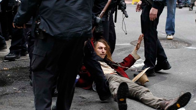 Manifestante do movimento "Occupy Wall Street" é preso pela polícia de Nova York, nos Estados Unidos