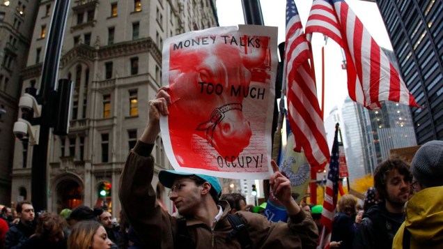 Manifestantes do movimento "Occupy Wall Street" durante passeata em Nova York, nos Estados Unidos
