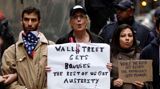Manifestantes do movimento "Occupy Wall Street" durante passeata em Nova York, nos Estados Unidos