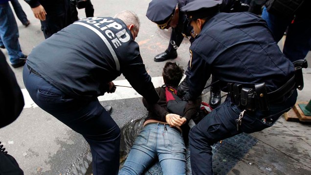 Manifestante do movimento "Occupy Wall Street" é preso pela polícia de Nova York, nos Estados Unidos