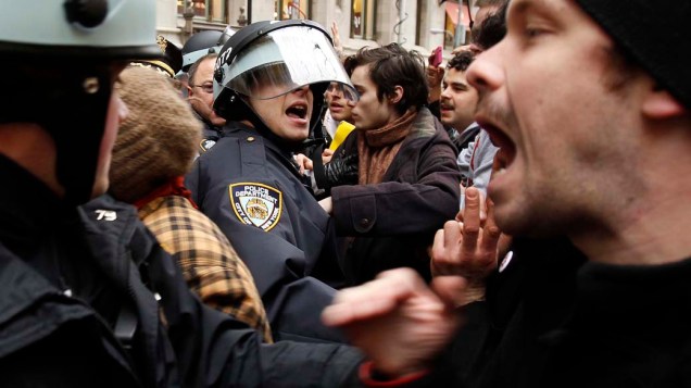 Confronto entre policiais e manifestantes do movimento "Occupy Wall Street" em Nova York, nos Estados Unidos