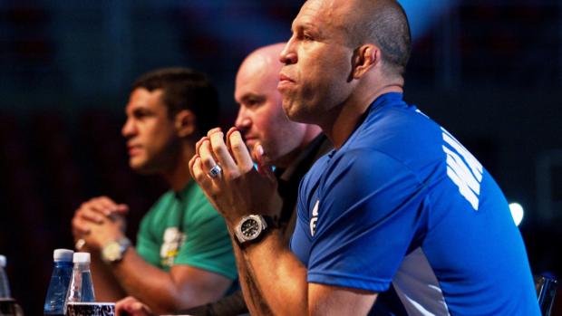 <br><br> Wanderlei Silva (azul), Dana White (centro) e Vitor Belfort observam as lutas primeiras lutas do TUF