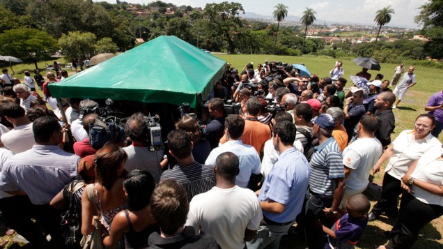 Familiares, amigos e fãs participam do enterro do cantor Wando, no cemitério Bosque da Esperança, em Belo Horizonte