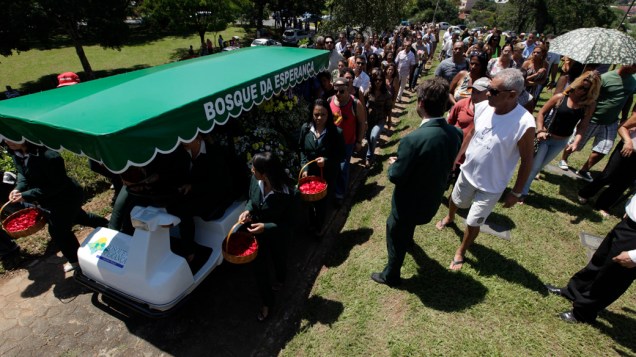 Chegada do corpo do cantor Wando ao cemitério Bosque da Esperança, em Belo Horizonte