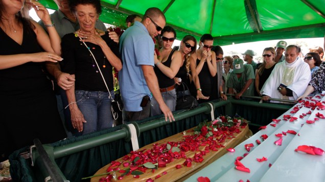 Familiares, amigos e fãs participam do enterro do cantor Wando, que acontece no cemitério Bosque da Esperança,em Belo Horizonte