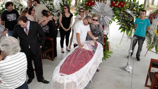 Corpo do cantor Wando está sendo velado no cemitério Bosque da Esperança, em Belo Horizonte (MG)