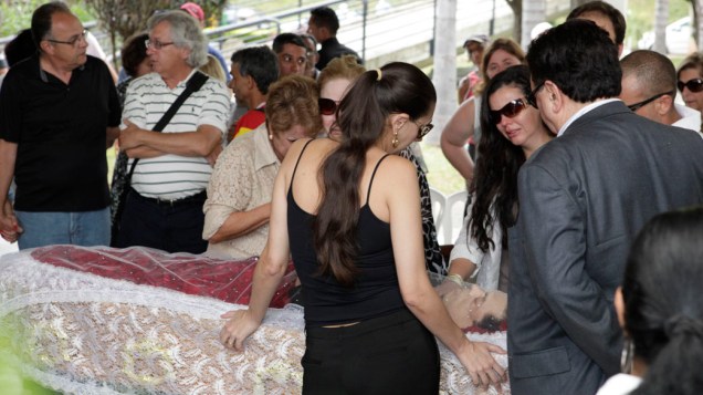 Fãs, família e amigos no velório do cantor Wando, que acontece no cemitério Bosque da Esperança, em Belo Horizonte (MG)