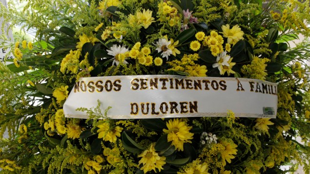 Coroa de flores do velório do cantor Wando, no cemitério Bosque da Esperança, em Belo Horizonte (MG)