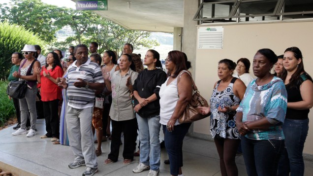 Fãs participam do velório do cantor Wando, que acontece no Cemitério Bosque da Esperança, em Belo Horizonte