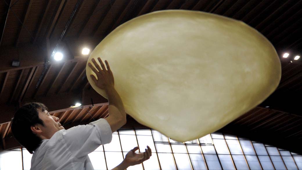 O japonês Wataru Nakajima participa da modalidade Freestyle no Campeonato Mundial de Pizza, em Salsomaggiore Terme, Itália
