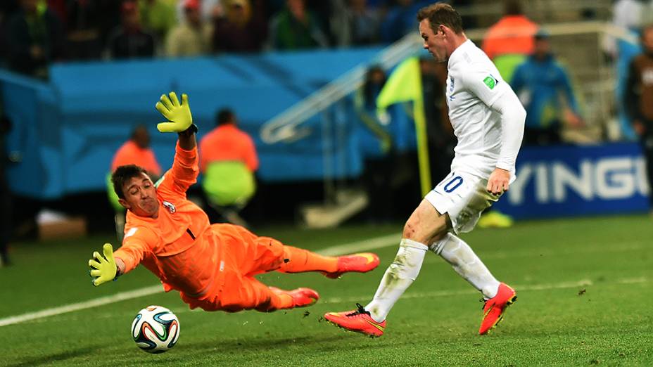 O inglês Wayne Rooney chuta a bola e marca seu primeiro gol em Copas do Mundo