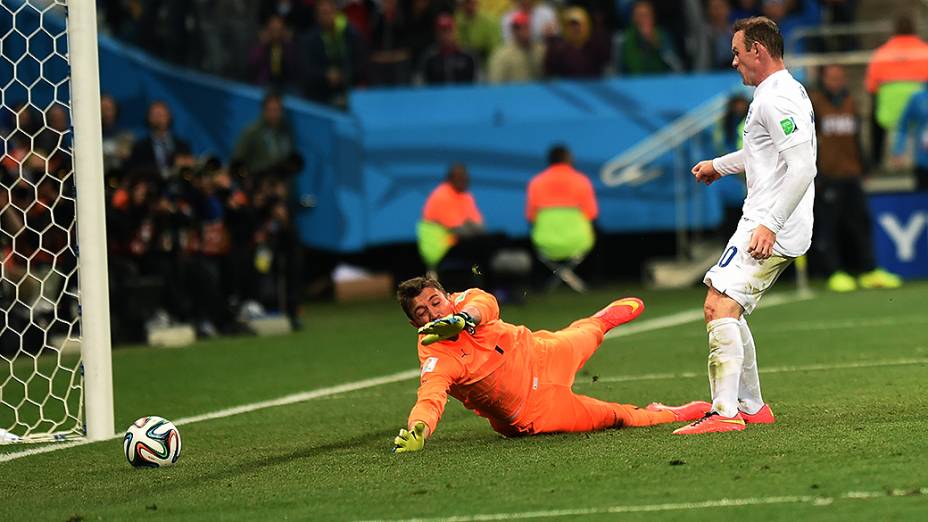 O inglês Wayne Rooney marca o gol de empate da Inglaterra contra o Uruguai no Itaquerão, em São Paulo