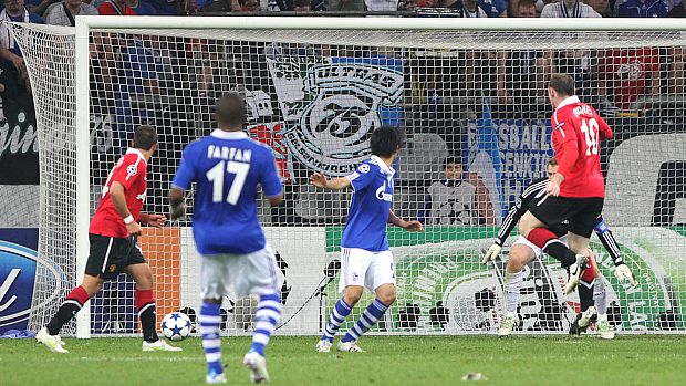 Wayne Rooney (à direita) no lance do segundo gol do Manchester United
