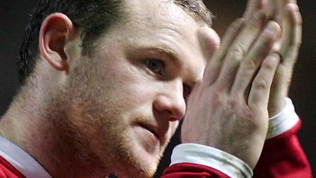 Wayne Rooney, atacante inglês do Manchester United, aplaude a torcida