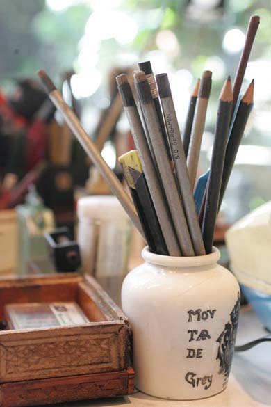 Lápis na mesa do artista, em sua casa
