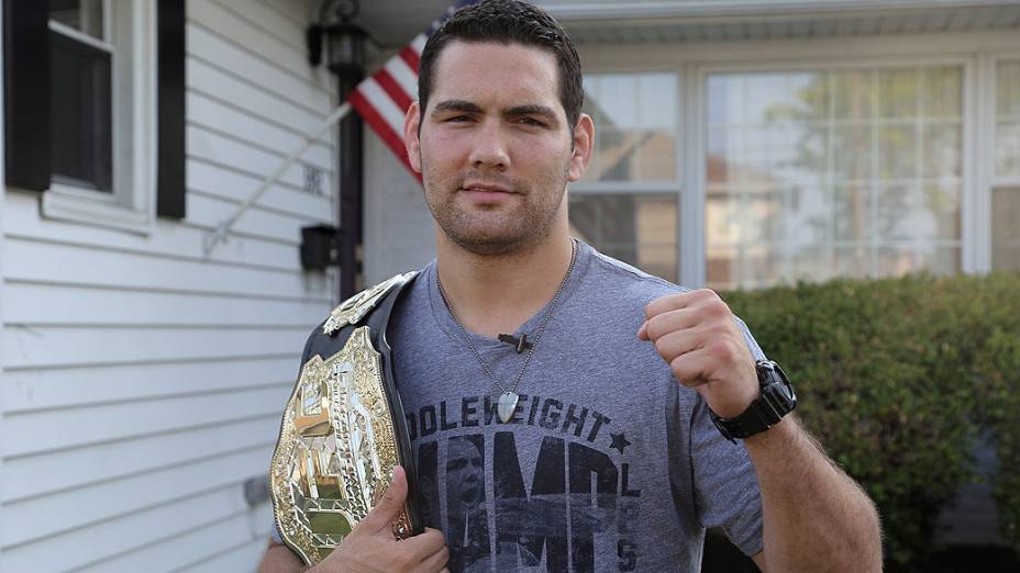 Chris Weidman, na frente de sua casa: cinturão foi prêmio à concentração