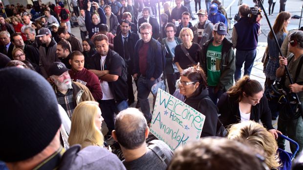 Multidão de apoiadores acolhe Amanda Knox nos Estados Unidos