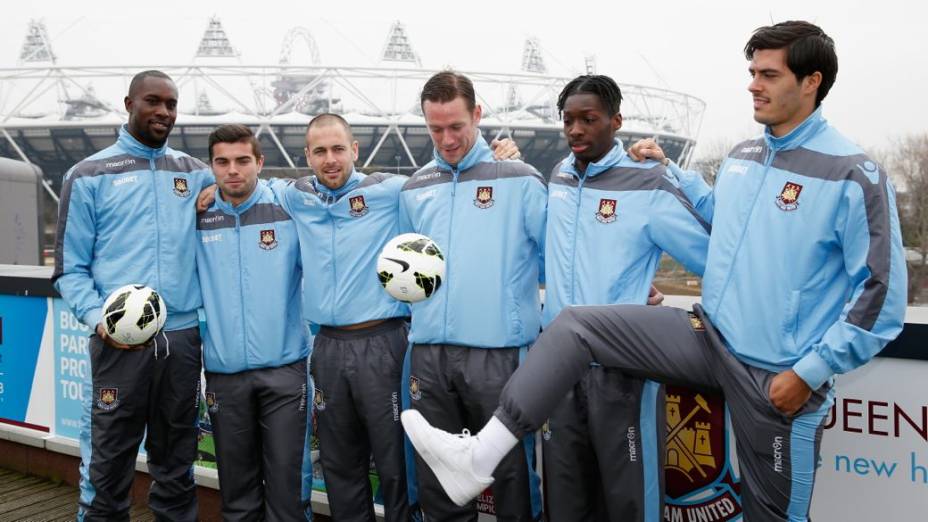 Jogadores do West Ham diante do Estádio Olímpico de Londres, que será a nova casa do clube