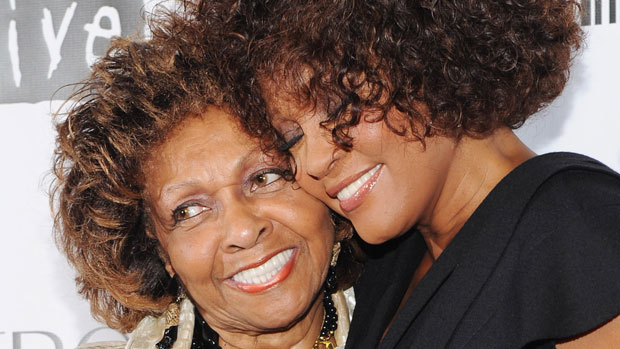Whitney Houston ao lado da mãe, Cissy Houston, em 2010