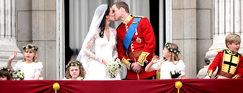 William e Catherine dão o primeiro beijo público como marido e mulher