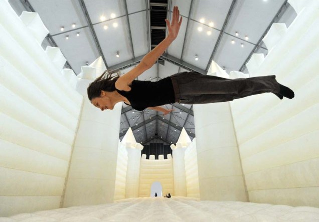 Mulher em instalação montada pelo coreógrafo americano William Forsythe na Feira Internacional de Verão de Hamburgo, na Alemanha
