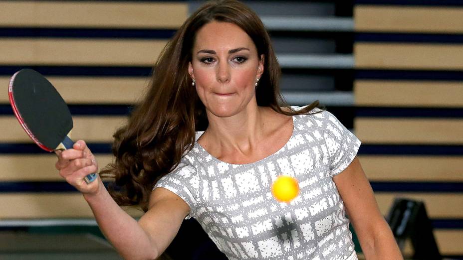 Kate Middleton joga tênis de mesa em escola de Londres