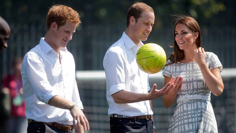 Os príncipes Harry e William e a Duquesa de Cambridge, Kate Middleton, visitaram uma escola em Londres para lançar um programa esportivo na Inglaterra