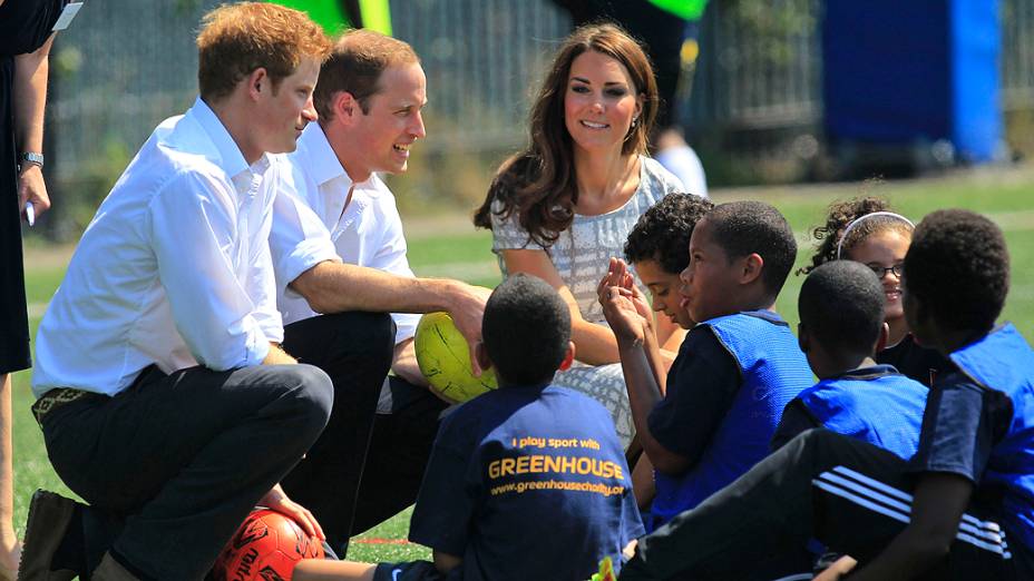 Os príncipes Harry e William e a Duquesa de Cambridge, Kate Middleton, visitaram uma escola em Londres para lançar um programa esportivo na Inglaterra