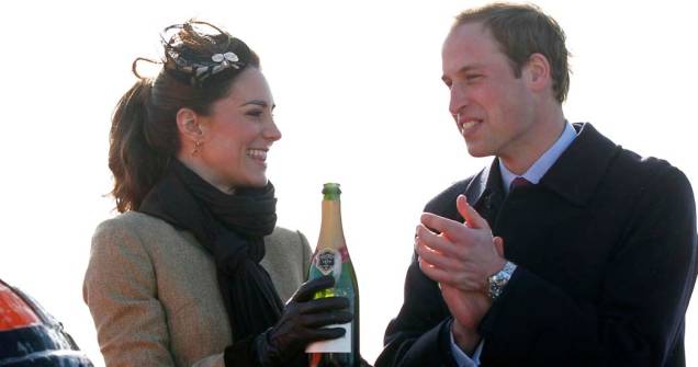 Kate Middleton e príncipe William em fevereiro de 2011 durante o primeiro compromisso oficial no País de Gales, após eles anunciarem o casamento