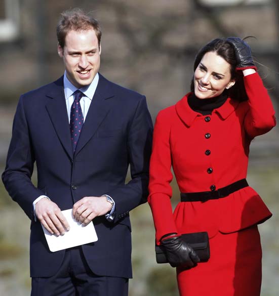 Kate Middleton e príncipe William durante visita da Universidade de St. Andrews na Escócia, fevereiro de 2011