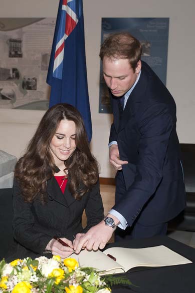 Em Londres, Kate Middletom e príncipe William assinam o livro de condolências pelas vítimas do terremoto em Christchurc na Nova Zelândia, fevereiro de 2011