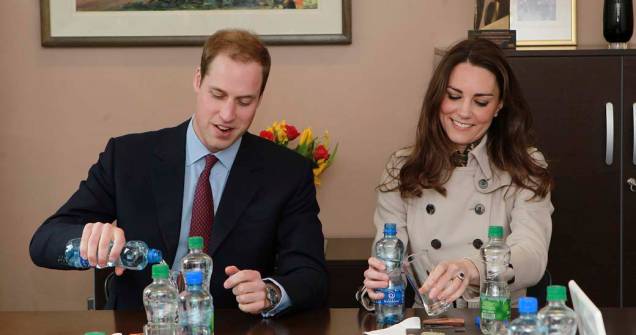 Kate Middleton e príncipe William visitam o Centro da Juventude, Irlanda do Norte, março de 2011