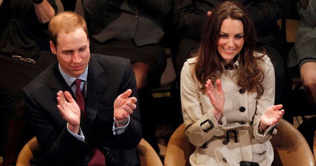 Kate Middleton e príncipe William assistem peça de teatro no Centro da Juventude, Irlanda do Norte, março de 2011