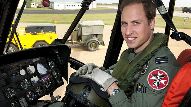 William posa para foto em um helicóptero Sea King da Força Aérea Real