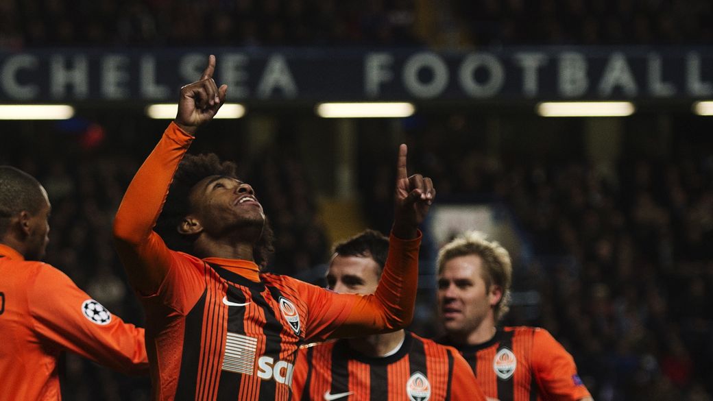 Willian comemora gol pelo Shakhtar contra o Chelsea na Liga dos Campeões