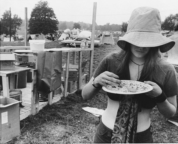 Mulher consome refeição oferecida pelo festival