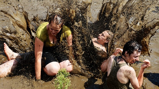 Público se joga na lama do festival de "Woodstock" na Polônia